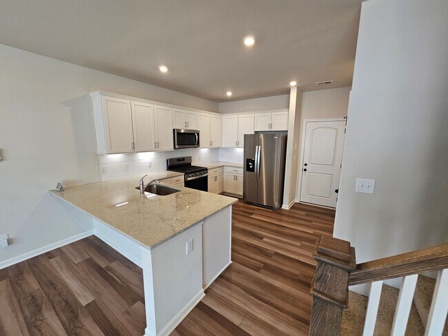 Building Photo - Like New Townhome in Mint Hill