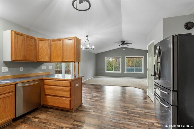 Building Photo - 3 Bedroom W/ Mother in Law Suite | 2 Bathr...