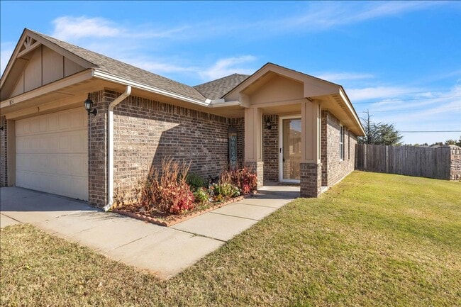 Building Photo - Adorable Cozy Home in Yukon (Mustang Schools)