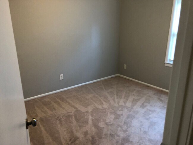 Building Photo - Cute,Belmont-Mt Holly home close to everything