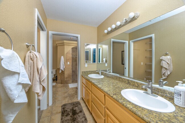 Building Photo - 2121 Desert Lakes Dr