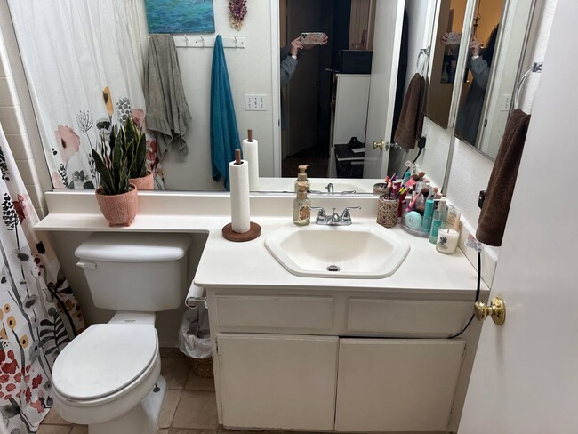 Building Photo - Wonderful 4 Bedroom 3 Bathroom Home - Call Today