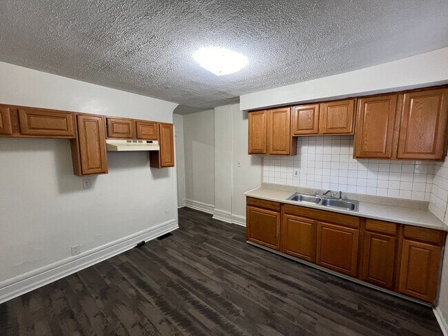 Building Photo - 808-810-810 Reinhard Ave