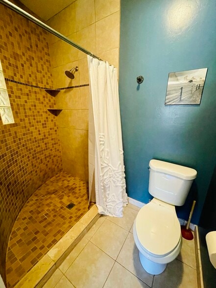 Shower/bathroom - 125 N 17th St