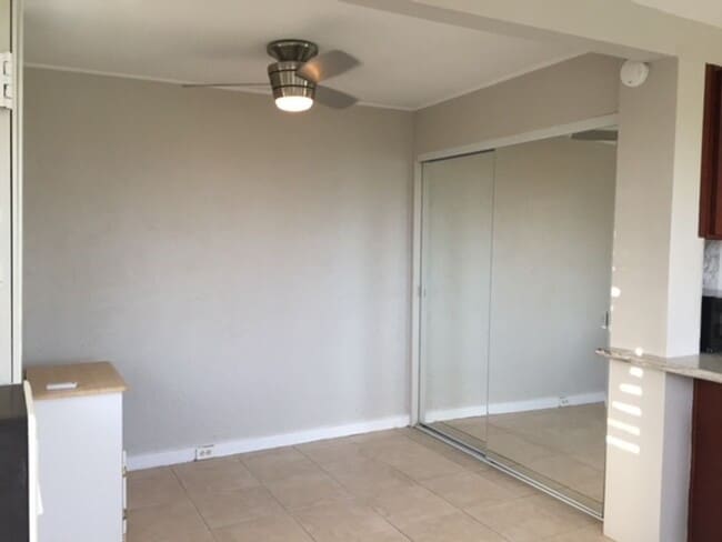 Building Photo - Kaimuki Studio!
