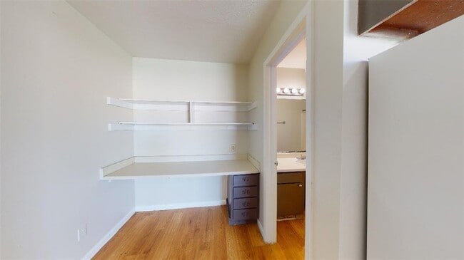 Building Photo - 725 Peppertree Dr