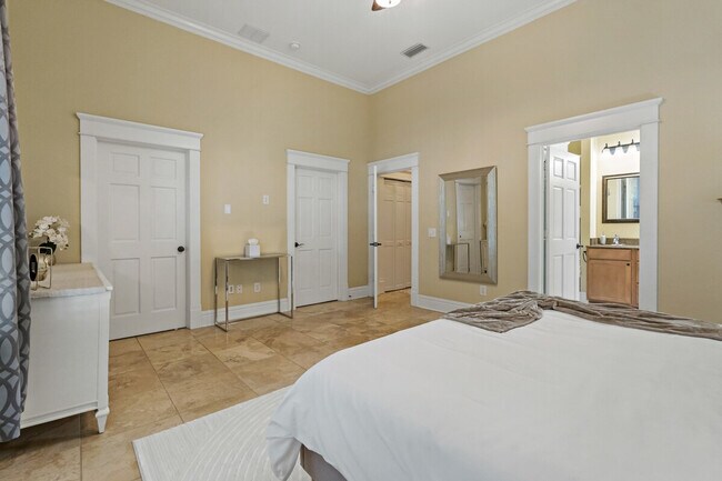 Building Photo - 611 S Orleans Ave