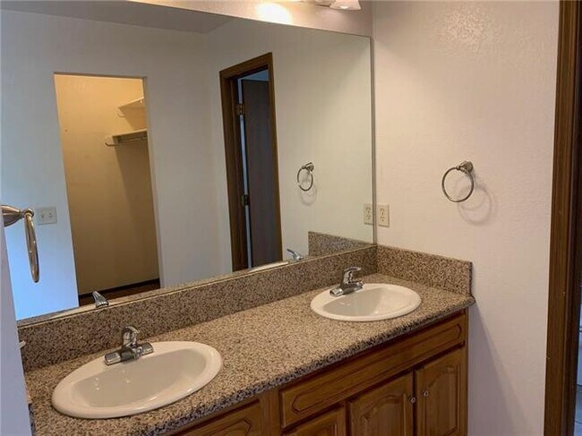Building Photo - 1207 N Allen Dr