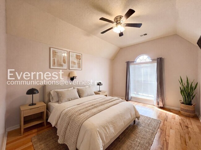 Building Photo - 3 Bed/2 Bath Home with Fenced Yard & Garage / Vouchers Accepted / Available Now!