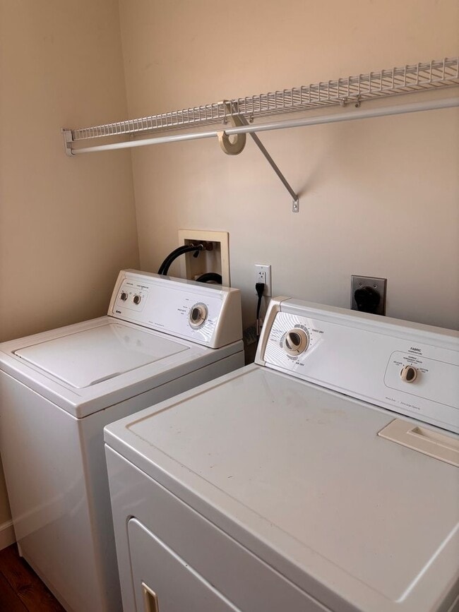 Building Photo - 3 Bedroom/2.5 Bath Townhome located in clo...