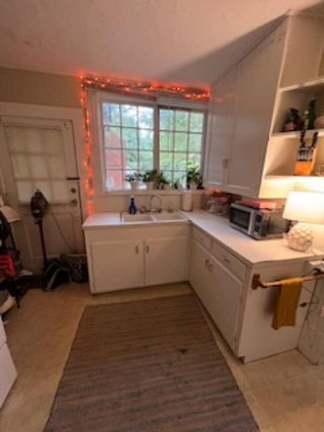 Building Photo - 2 Bed Duplex Corner of Armstrong and Samford