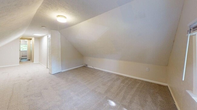 Building Photo - 3-Bedroom / 1.5 bath Single-Family Home