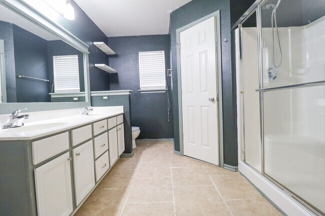 Building Photo - 3 Bed 2 Bath