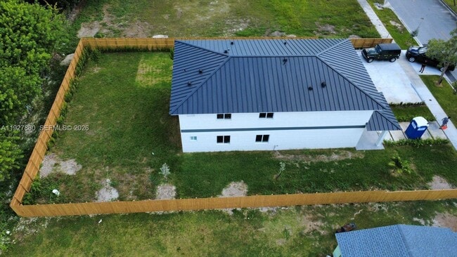 Building Photo - 722 NW 6th Ct