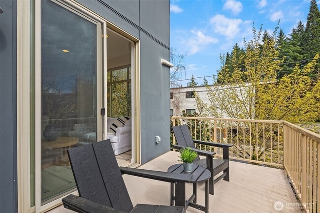 Building Photo - 3bd/2.25Ba Seattle Townhouse