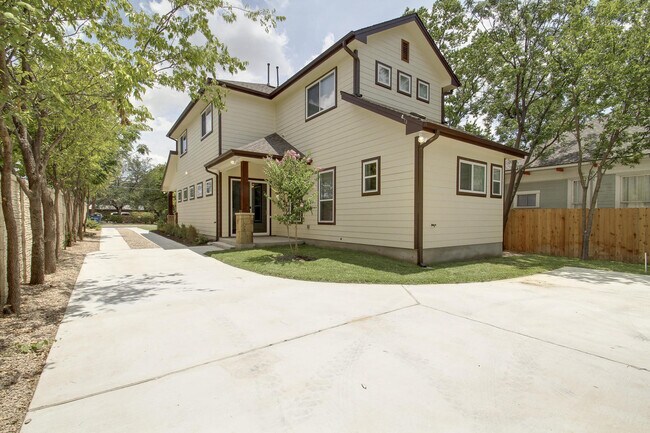 Building Photo - UT PRE-LEASE: Wood Floors, North Campus, Large Living Space, 2011 Construction, Custom High End K...