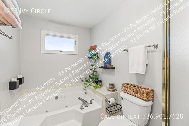 Building Photo - 223 Ivy Cir