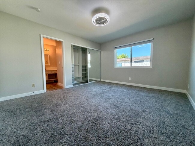 Building Photo - Wonderful Townhome in SE Vegas.