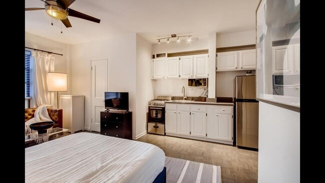 Building Photo - 1140 N La Salle Dr