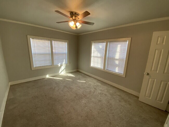 Building Photo - Spacious 2 Bed 1 Bath!