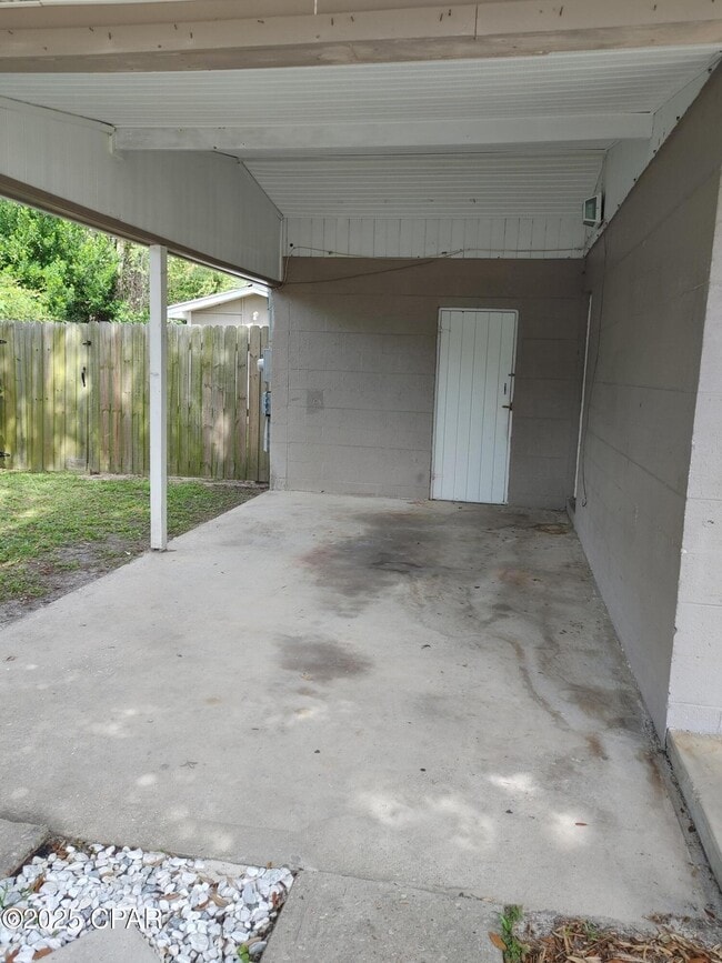 Building Photo - 1304 Oakland Dr