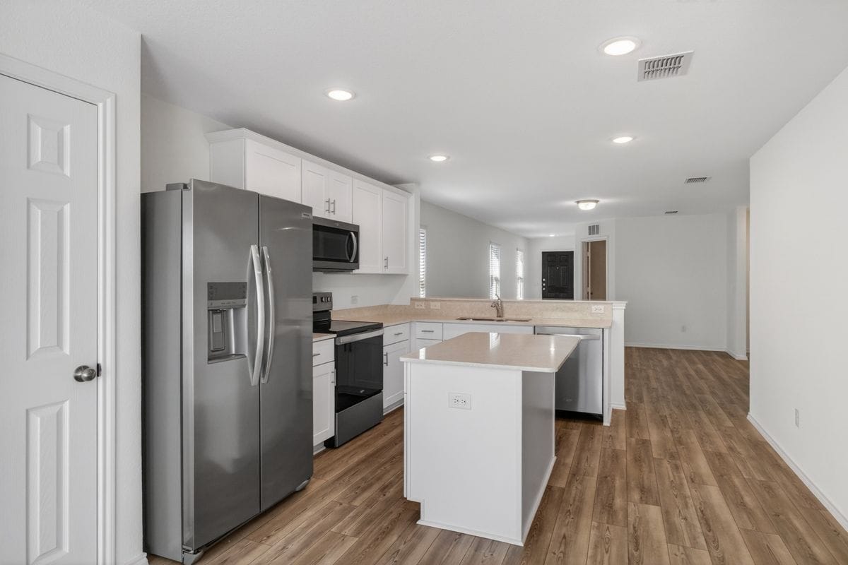 Building Photo - 605 Grenada Lk Dr
