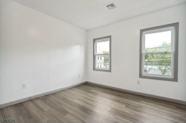 Building Photo - 143 Valley Rd
