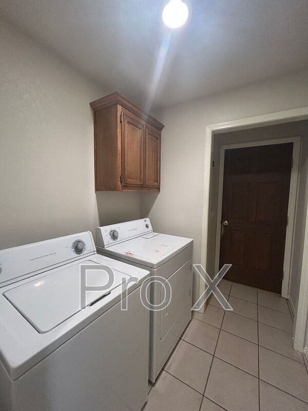 Building Photo - 3005 SW Amberwood Ave