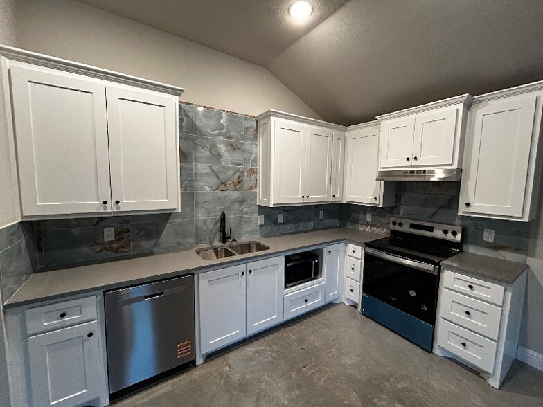 Building Photo - 10028 W Hwy 199