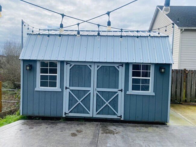 Building Photo - 812 Lark Dr