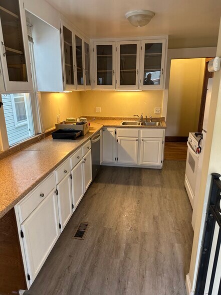 Large kitchen with lots of storage - 1117 Foster St