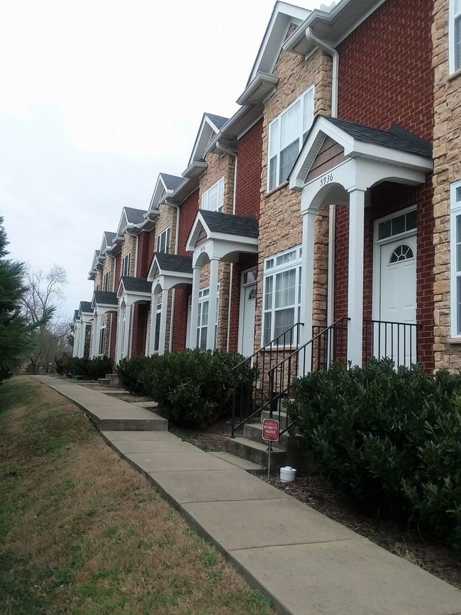 Building Photo - Nashville Townhouse w/Attached Garage