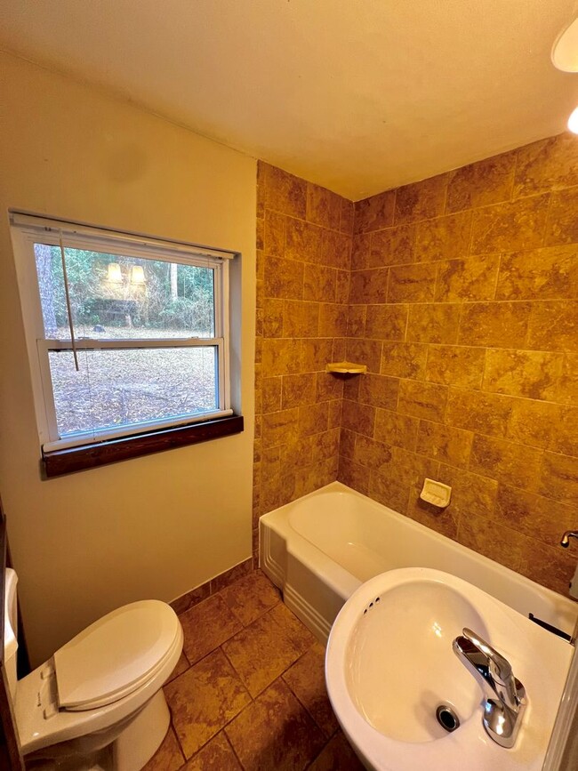 Building Photo - Beautiful  and Remodeled 3 Bedroom 1 Bathr...