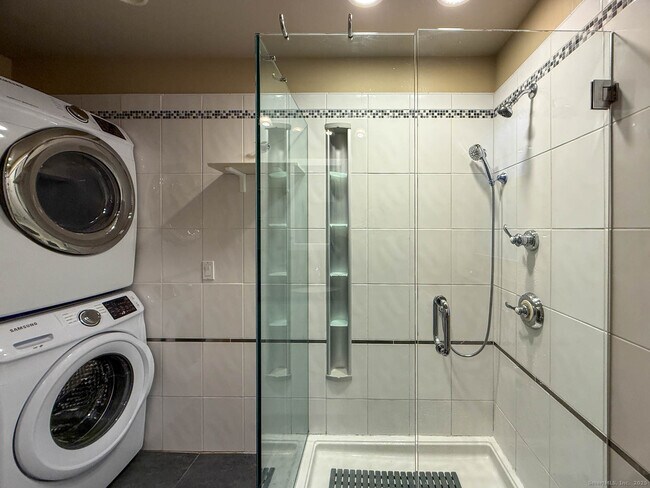 Building Photo - 2 Maple Ln