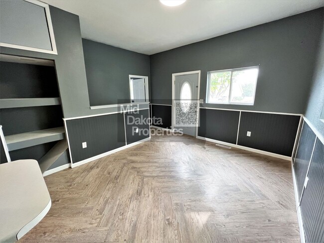 Building Photo - 404 S Minnesota- 4 Bedroom, 2 Bathroom House