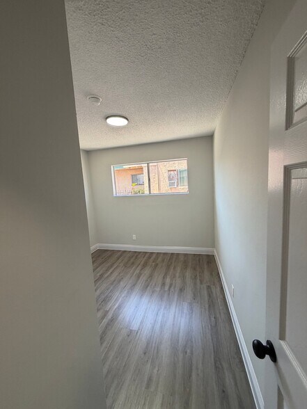 Building Photo - 609 W 94th St