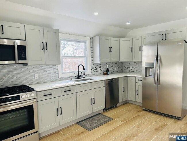 Building Photo - 11 Raymond Pl