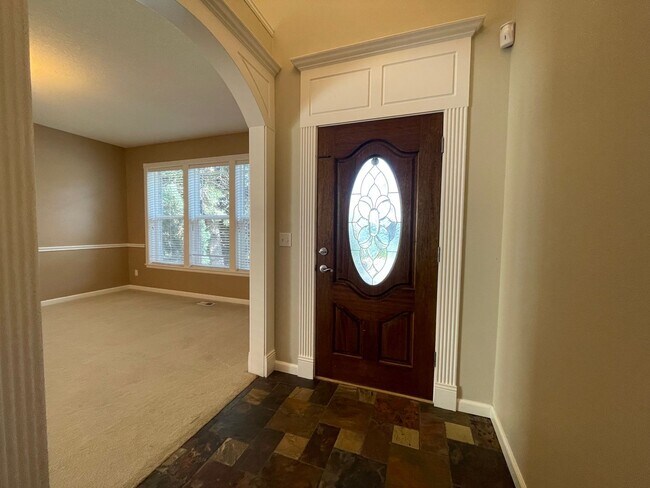 Building Photo - 5 Bed 2.5 Bath + a Den in Tigard/Bull Mountain - Solar Panels, Central A/C and More!