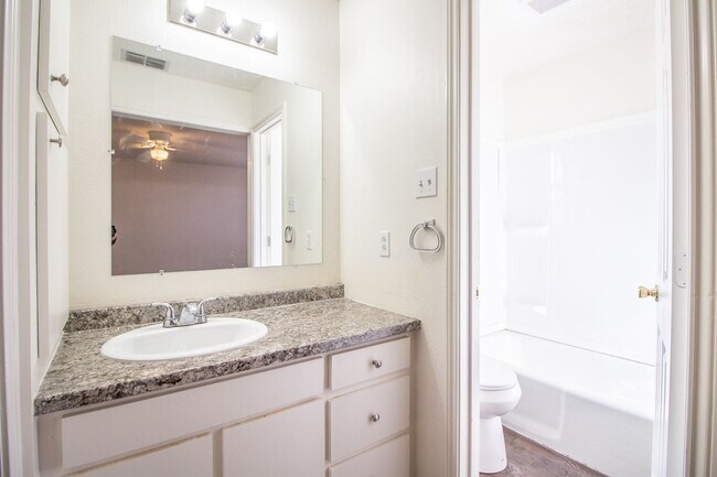 Building Photo - Charming 3 Bedroom 2 bathroom house!!