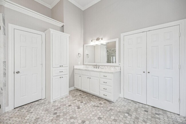 Building Photo - 2900 Creekview Dr