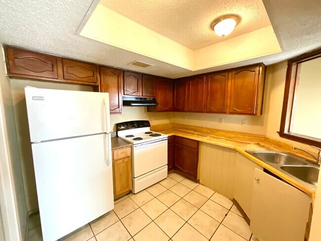 Building Photo - Available Now! 3 Bedroom / 2 Bath Home Nea...