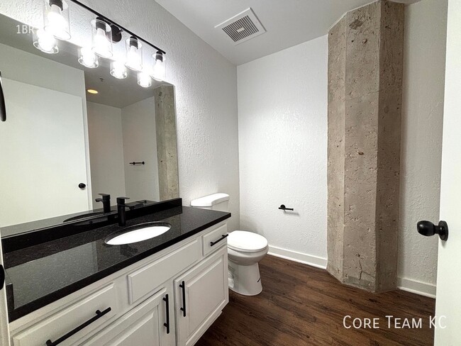 Building Photo - Renovated 1 Bed + Den, 2 FULL Bathrooms in...