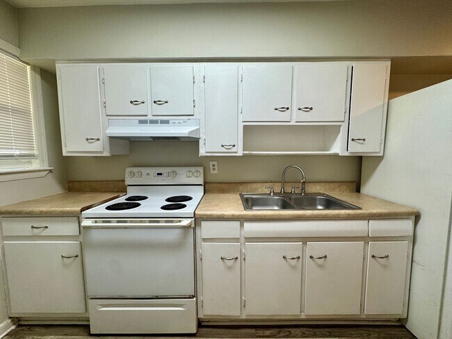 Building Photo - 1014 N Larchmont Dr