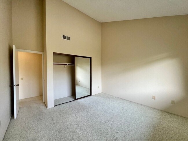Building Photo - Three Bedroom Napa Condo on River Walk
