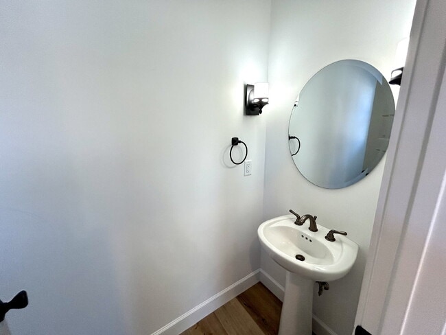 Building Photo - Modern 3-Bedroom 3-Story Apartment with a ...