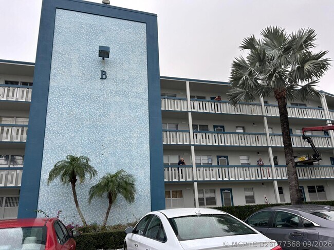 Building Photo - 3027 Lincoln B