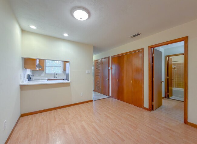 Building Photo - 1104 Greentree Ct