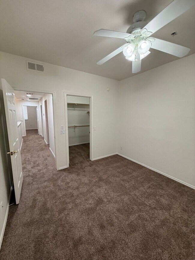 Building Photo - 3 Bedroom Townhouse with Garage, Gated Com...