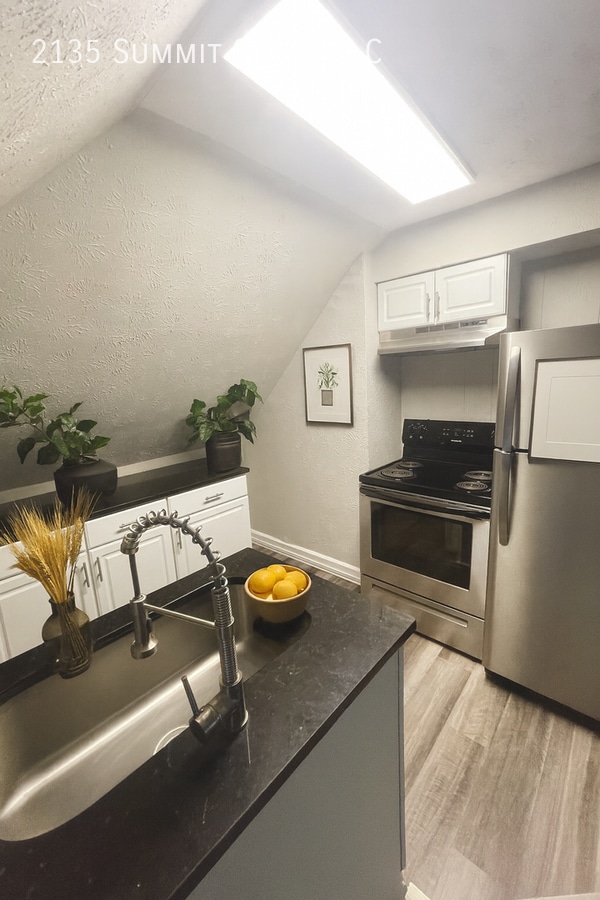 Building Photo - 2135 Summit St