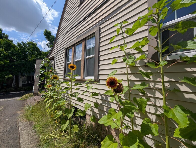 Building Photo - 1216 SE 23rd Ave